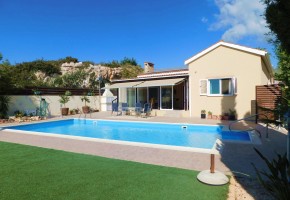 Bungalow For Sale  in  Peyia