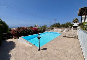 Bungalow For Sale  in  Peyia