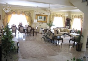 Beautifully Furnished Livingroom